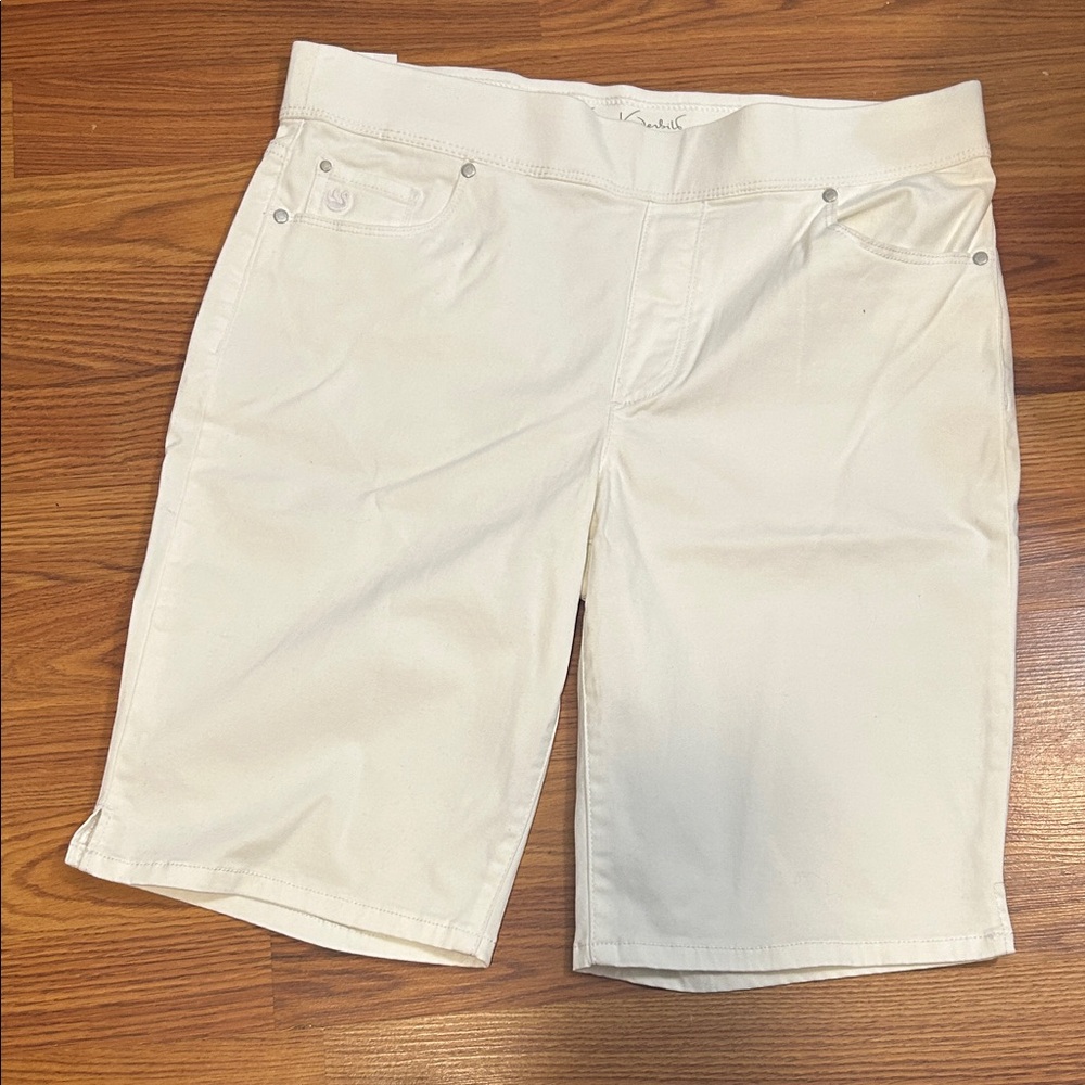 Gloria Vanderbilt - White Bermuda Shorts / Built-In-Slimming / NWT/ Size 12